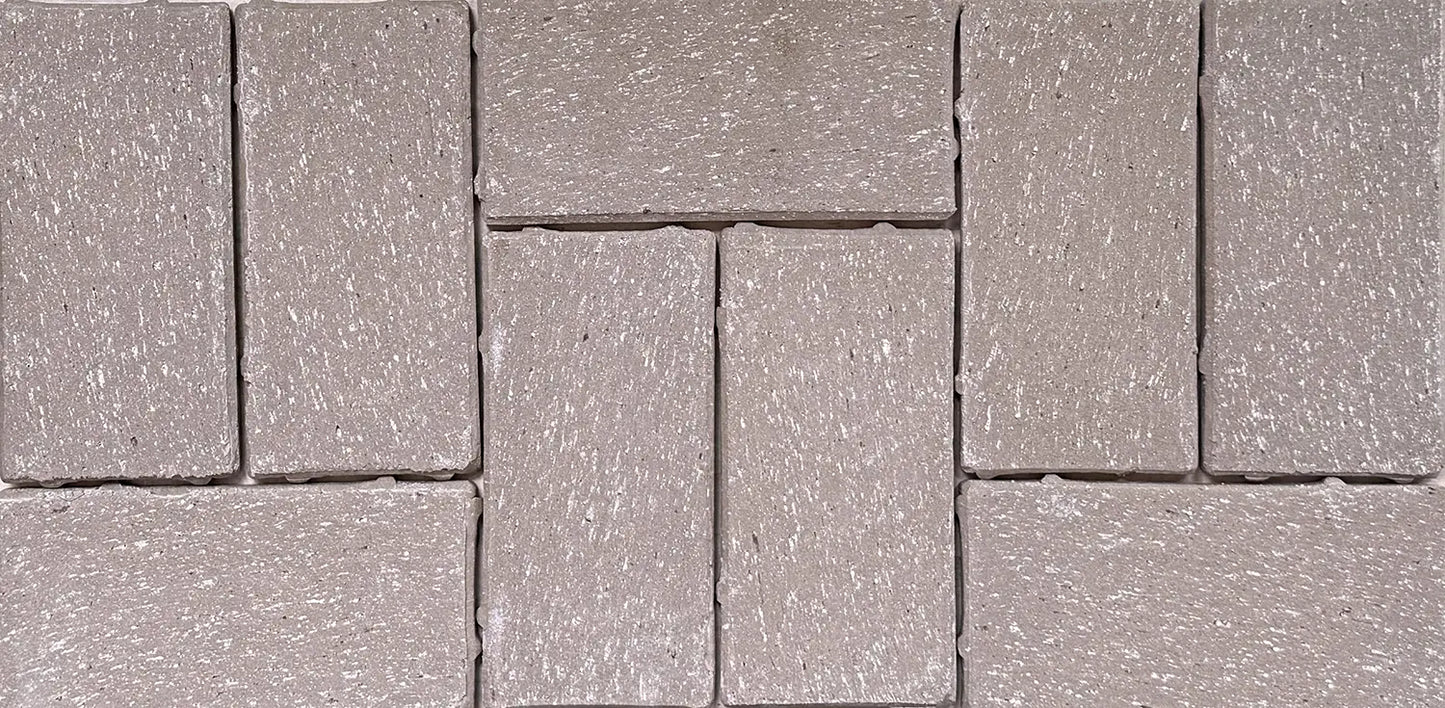 Pavimento gris con borde inglés