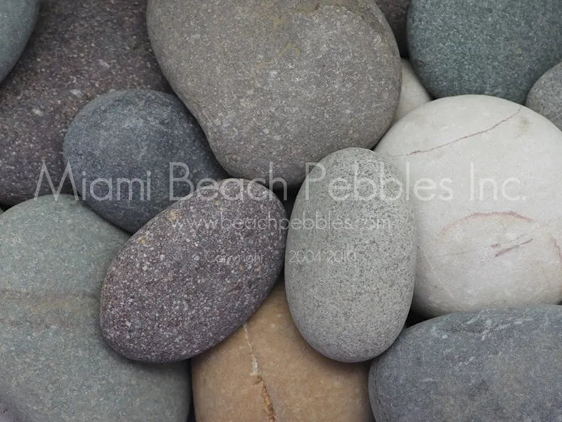 Guijarros de playa negros