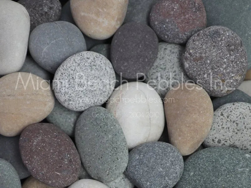 Guijarros de playa negros