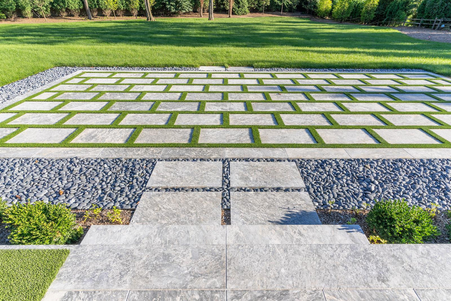 Pavimentos de mármol Pietra Grey de 24×36, arenados y lavados con ácido 