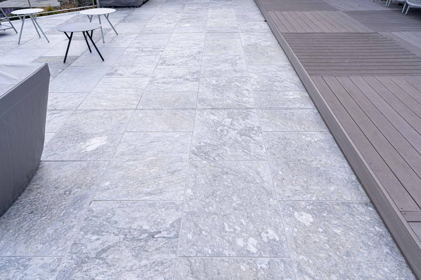 Pavimentos de mármol Pietra Grey de 24×36, arenados y lavados con ácido 