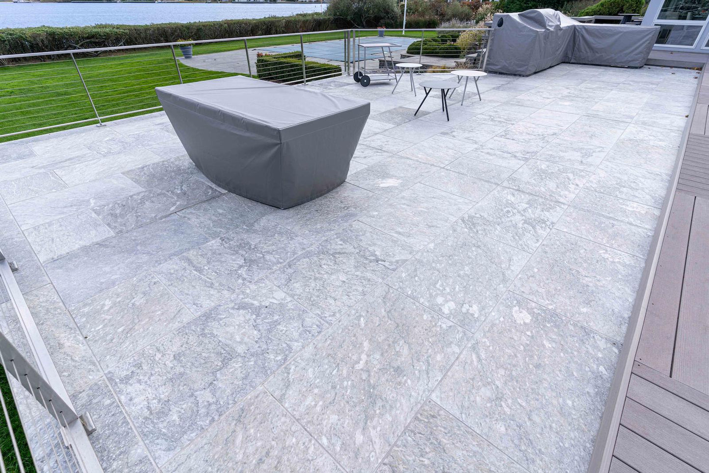 Pavimentos de mármol Pietra Grey de 24×36, arenados y lavados con ácido 