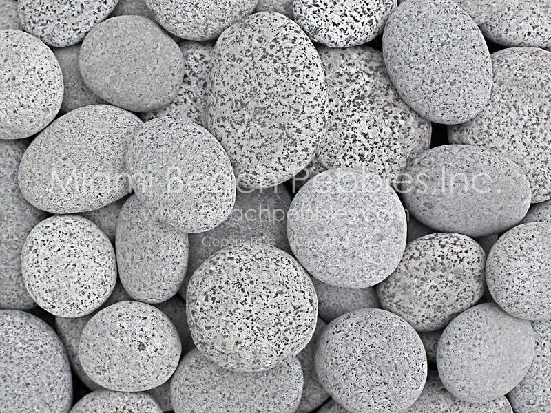 Guijarros de playa negros