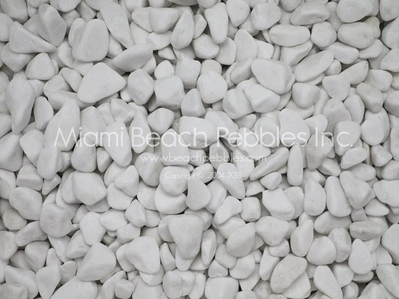 Guijarros de playa negros