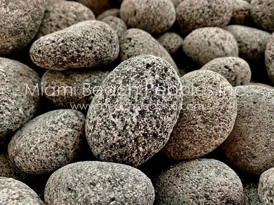 Guijarros de playa negros